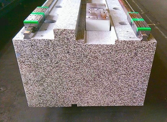Werkstück in CNC-Fräse – Werkzeugmaschinen als Einsatzfeld für präzise Granitkomponenten