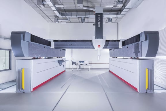 Zwei Koordinatenmessgeräte in klimatisiertem Raum – Granit als stabile Basis für hochpräzise Messtechnik
