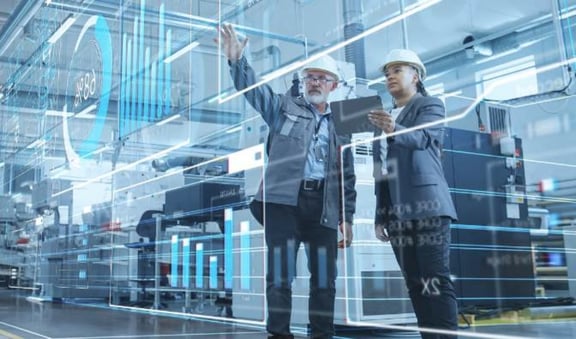 Ingenieure analysieren Produktionsprozesse mit digitalen Schnittstellen in einer vernetzten Fertigungsumgebung. REITZ Motion Systems: Beratung und Prozessentwicklung.
