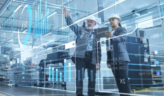 Ingenieure analysieren Produktionsprozesse mit digitalen Schnittstellen in einer vernetzten Fertigungsumgebung. REITZ Motion Systems: Beratung und Prozessentwicklung.