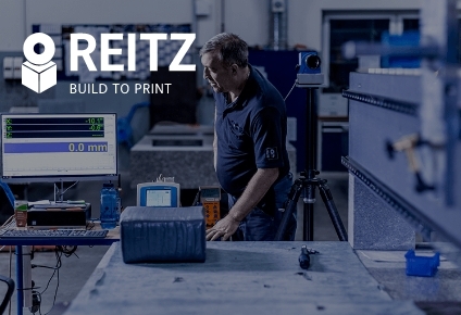 Assembly of an assembly system by REITZ employees in the production hall, workbench in the foreground