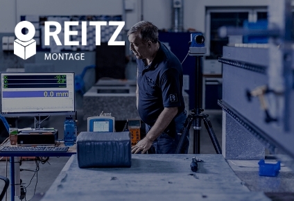Montage eines Baugruppensystems durch REITZ-Mitarbeiter in Fertigungshalle, Werkbank im Vordergrund